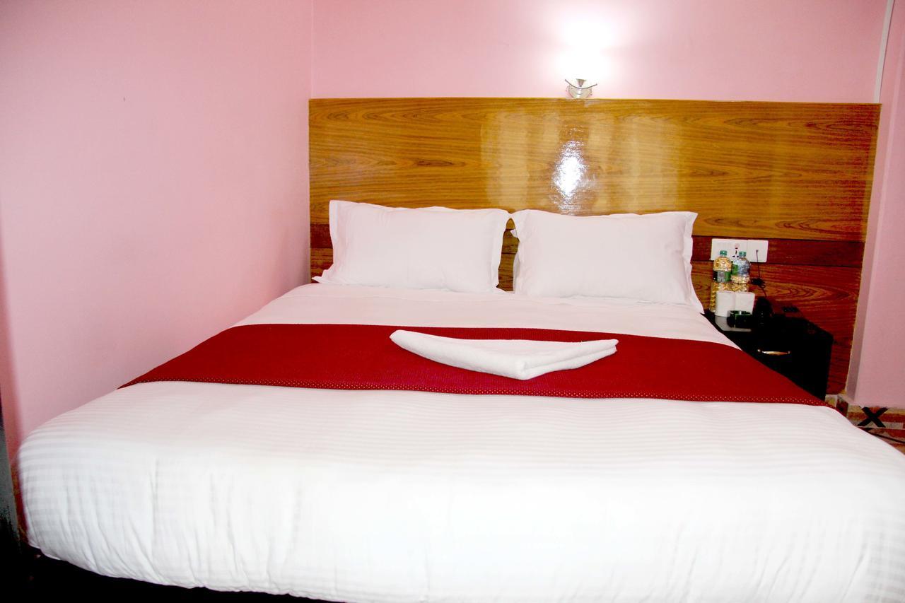 Hotel Buttercup Покхара Экстерьер фото
