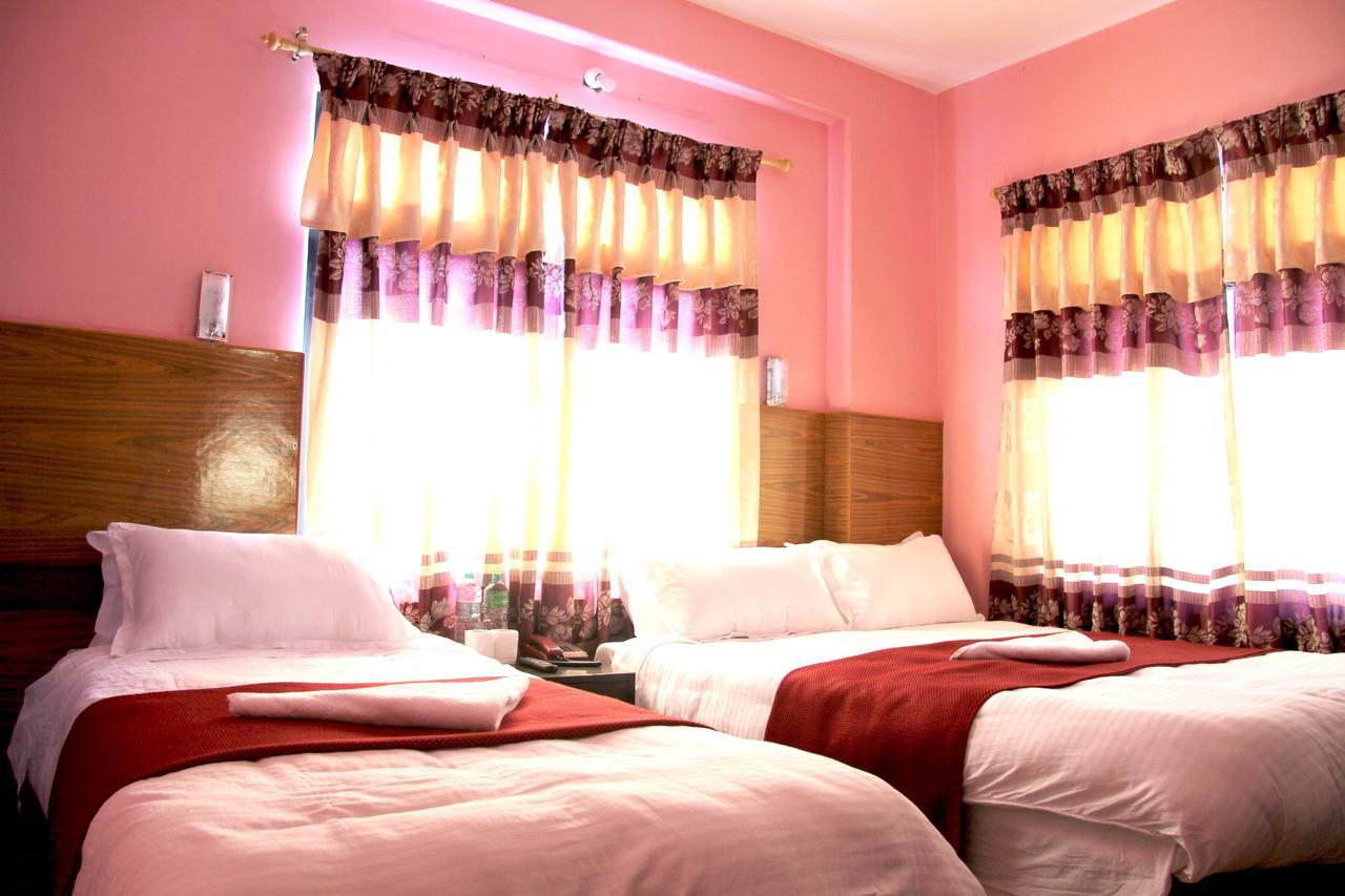 Hotel Buttercup Покхара Экстерьер фото