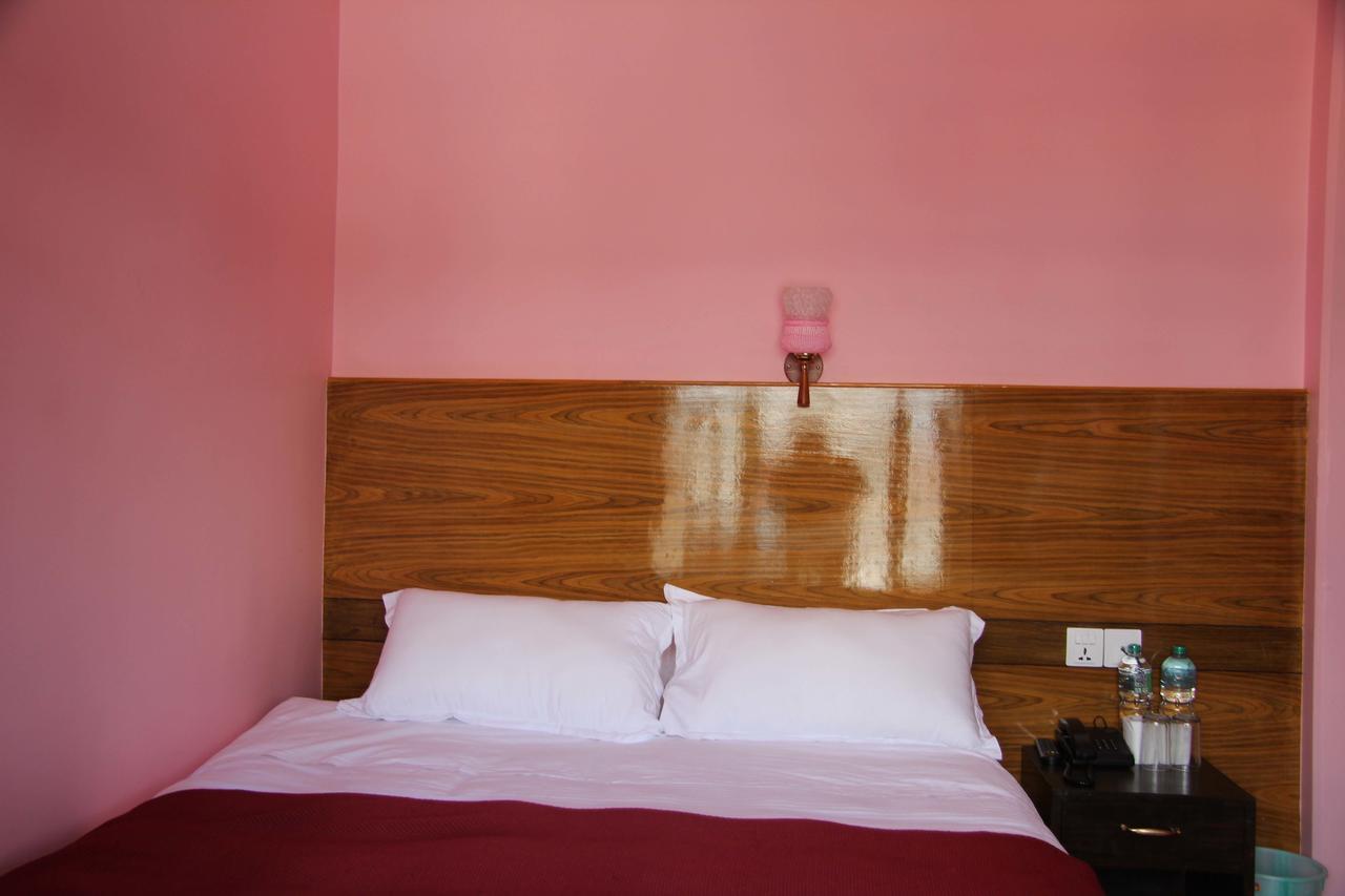 Hotel Buttercup Покхара Экстерьер фото