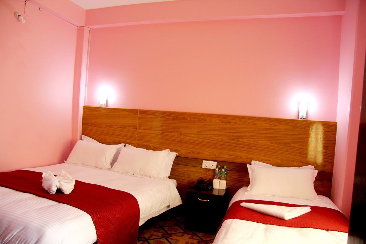 Hotel Buttercup Покхара Экстерьер фото