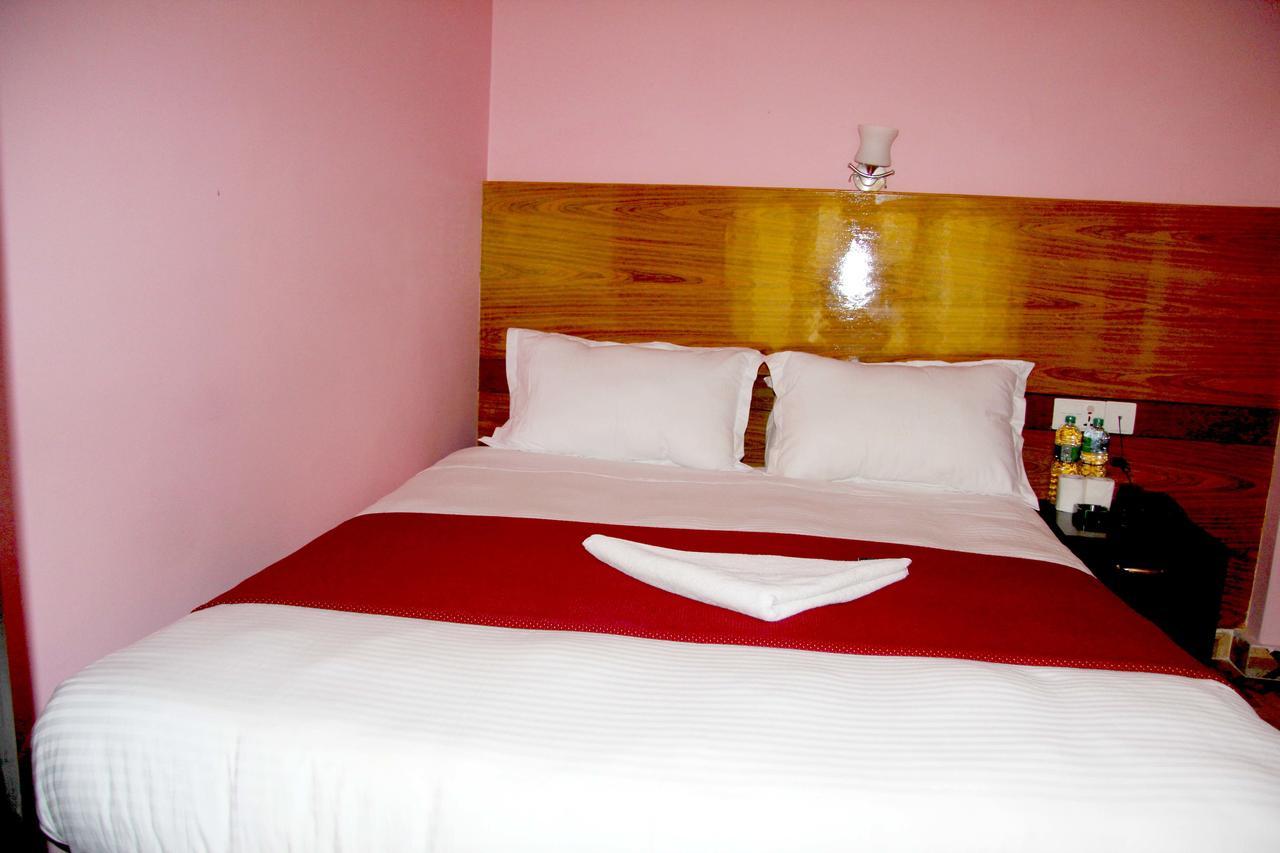 Hotel Buttercup Покхара Экстерьер фото