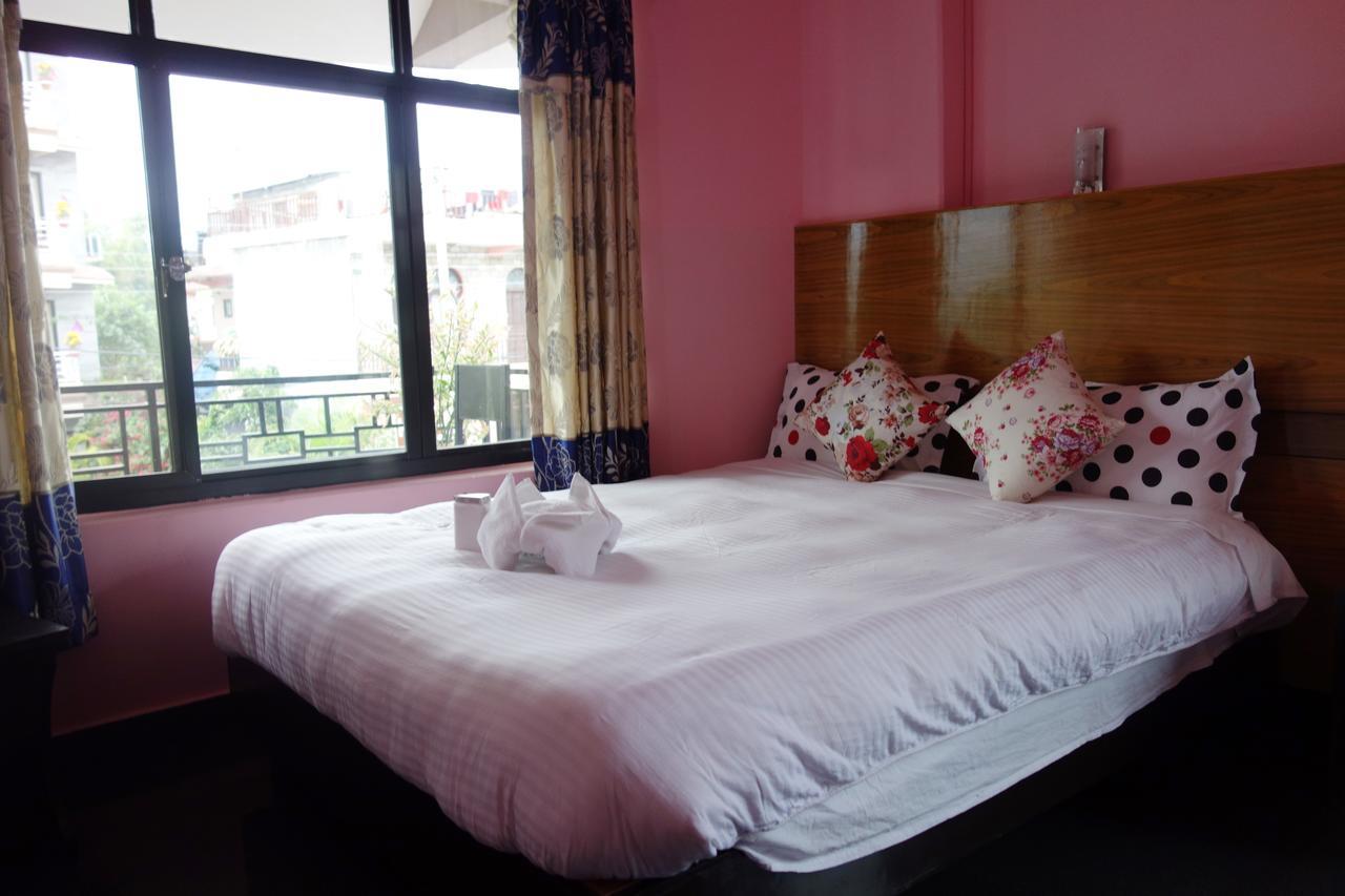 Hotel Buttercup Покхара Экстерьер фото