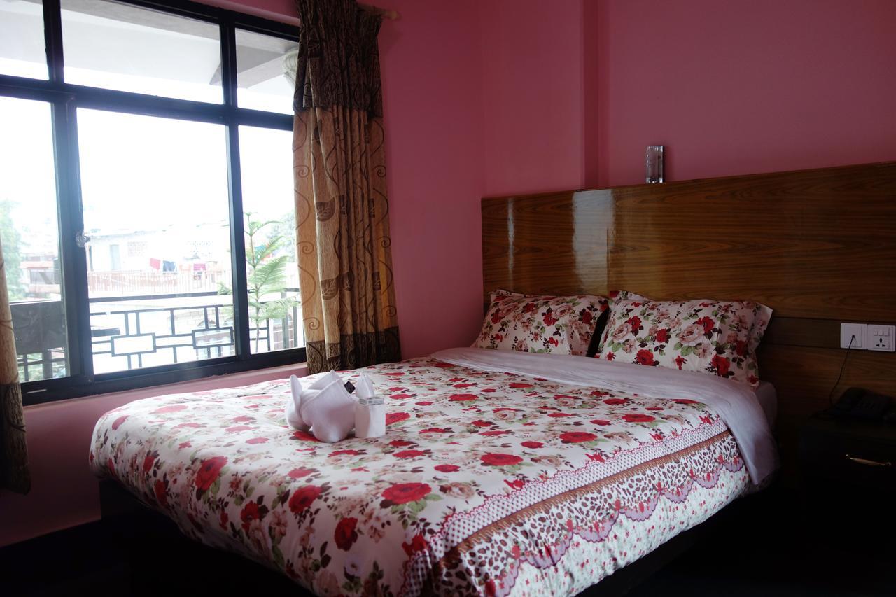 Hotel Buttercup Покхара Экстерьер фото