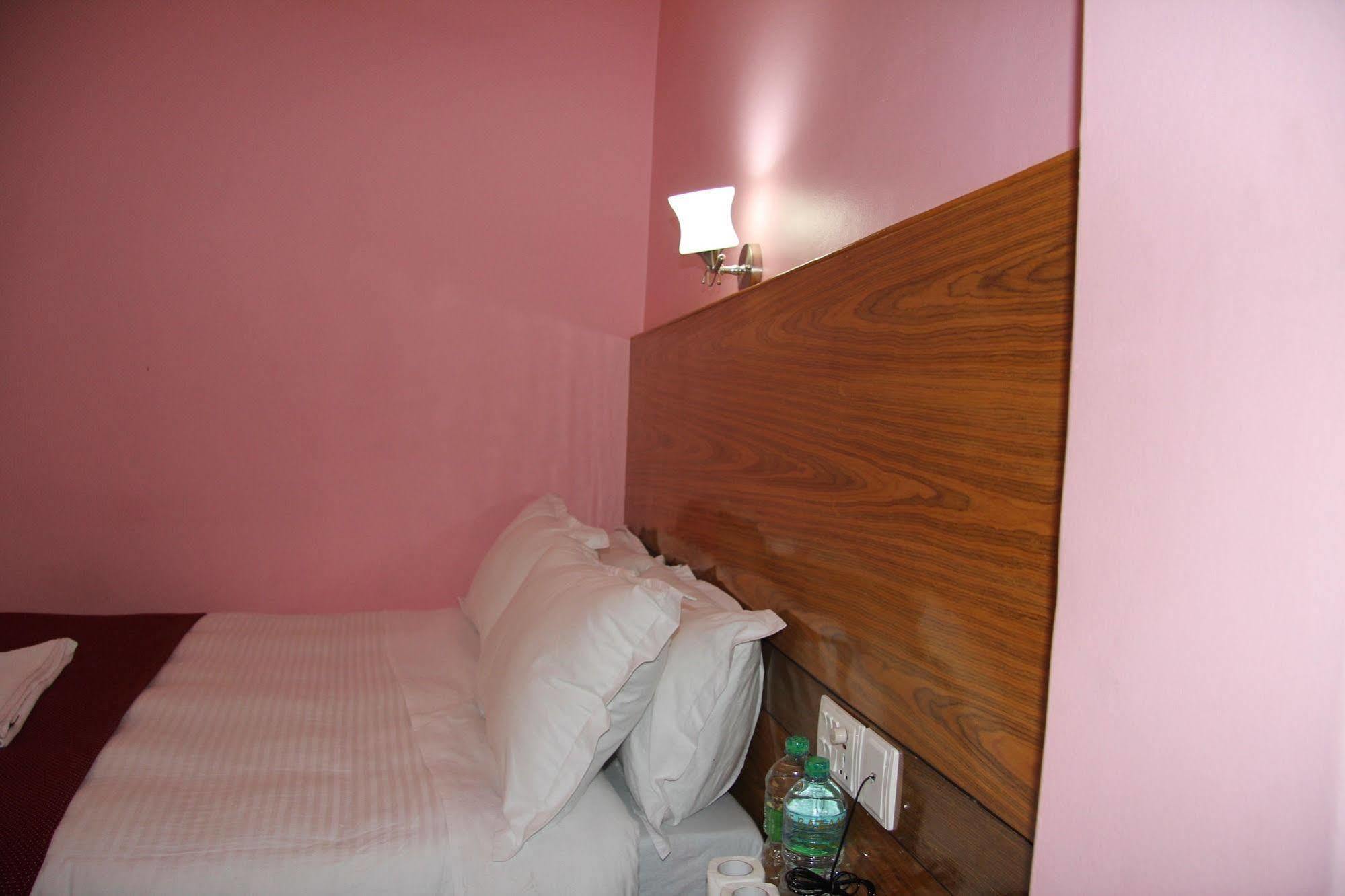 Hotel Buttercup Покхара Экстерьер фото