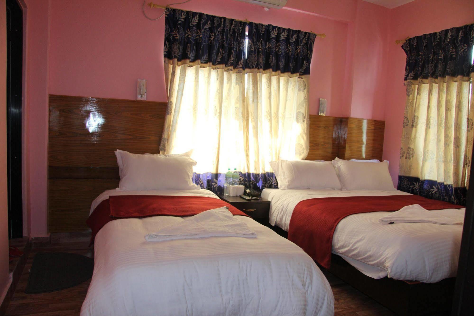 Hotel Buttercup Покхара Экстерьер фото