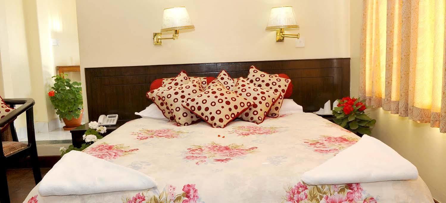 Hotel Buttercup Покхара Экстерьер фото