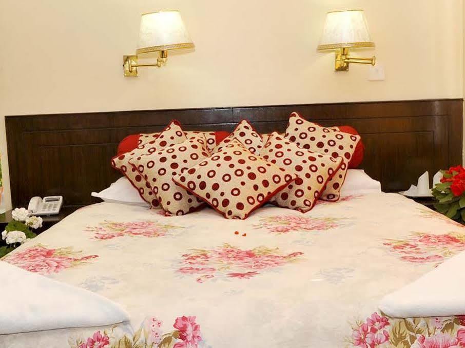 Hotel Buttercup Покхара Экстерьер фото