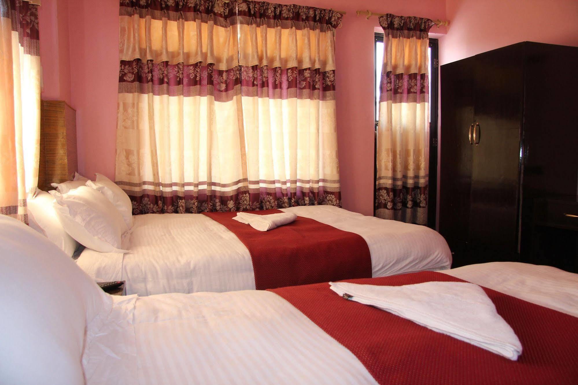 Hotel Buttercup Покхара Экстерьер фото