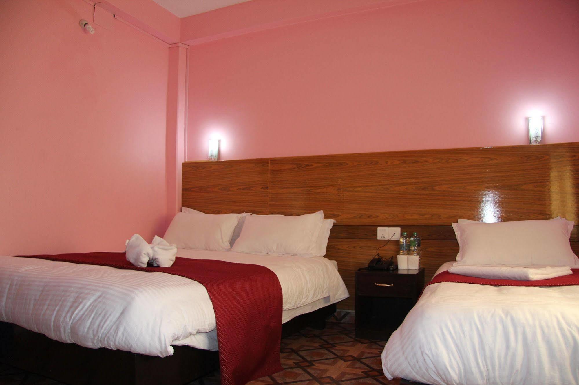 Hotel Buttercup Покхара Экстерьер фото
