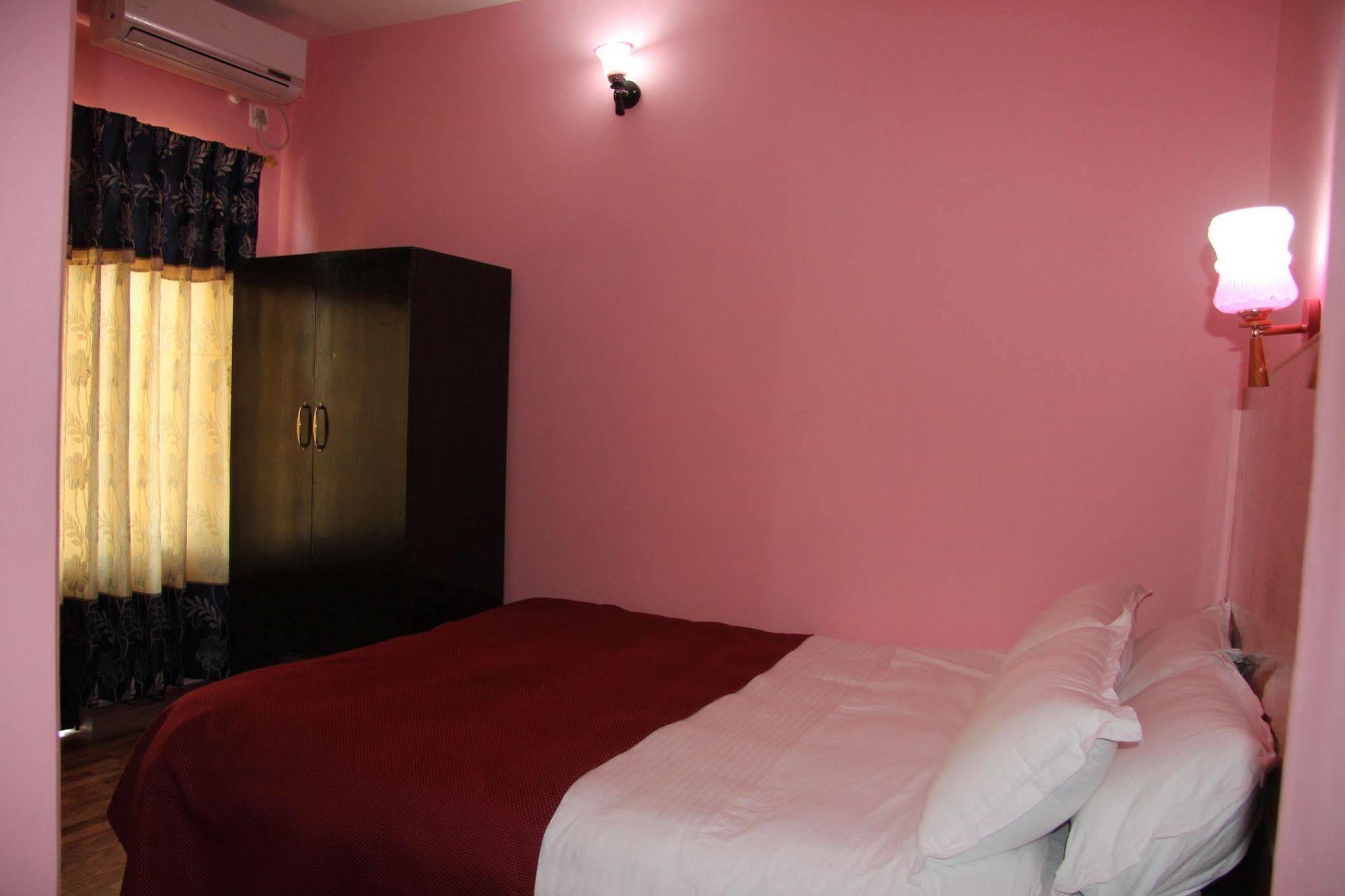 Hotel Buttercup Покхара Экстерьер фото