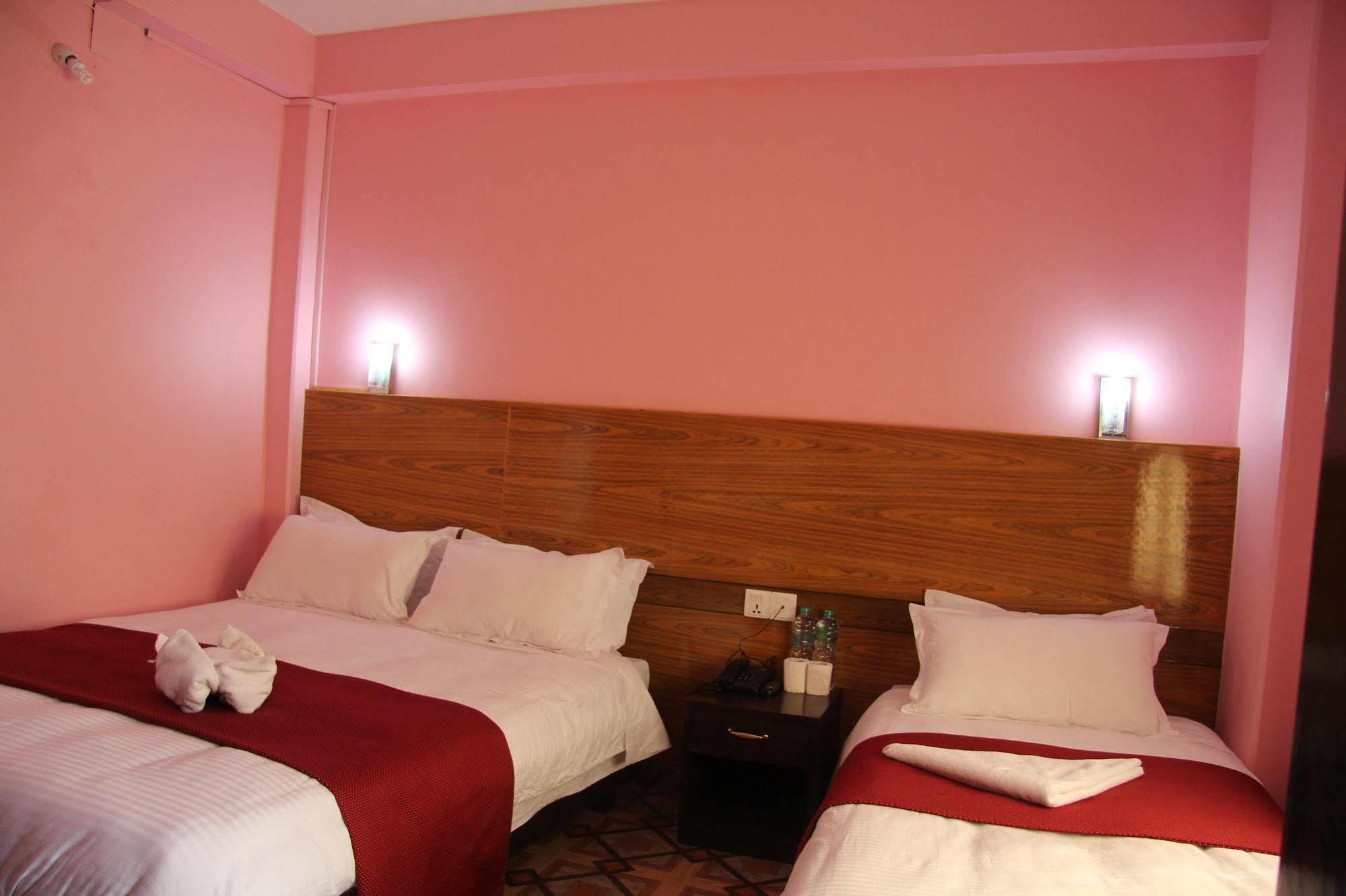 Hotel Buttercup Покхара Экстерьер фото
