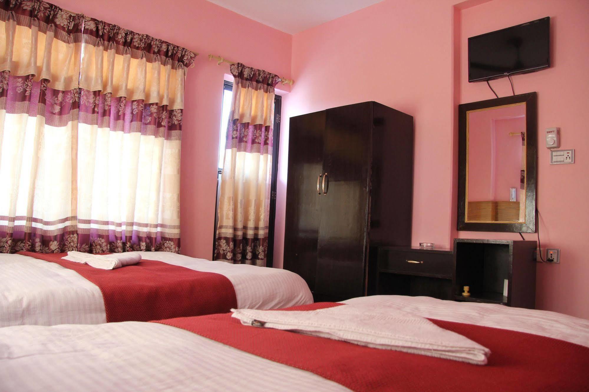 Hotel Buttercup Покхара Экстерьер фото