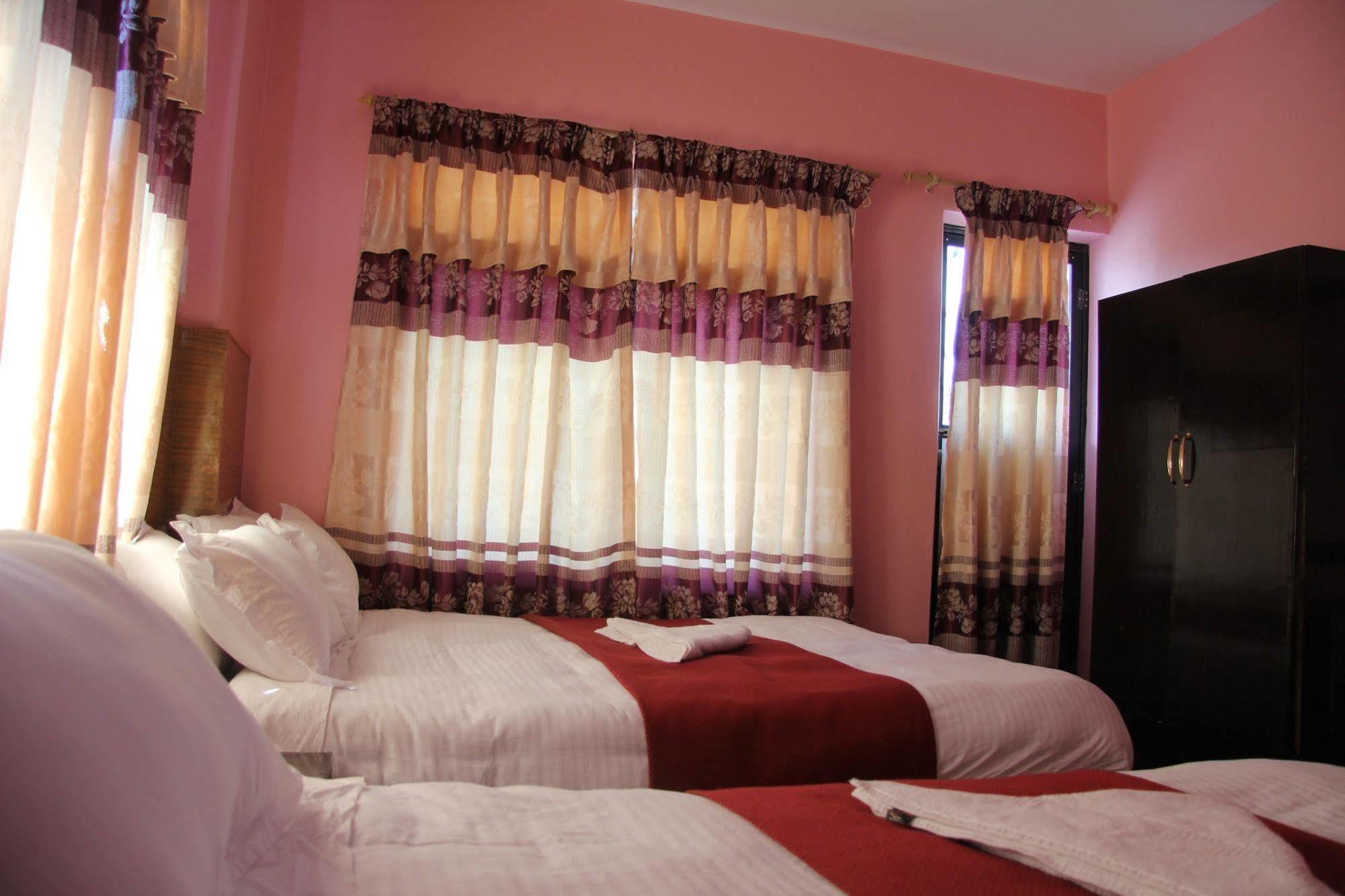 Hotel Buttercup Покхара Экстерьер фото