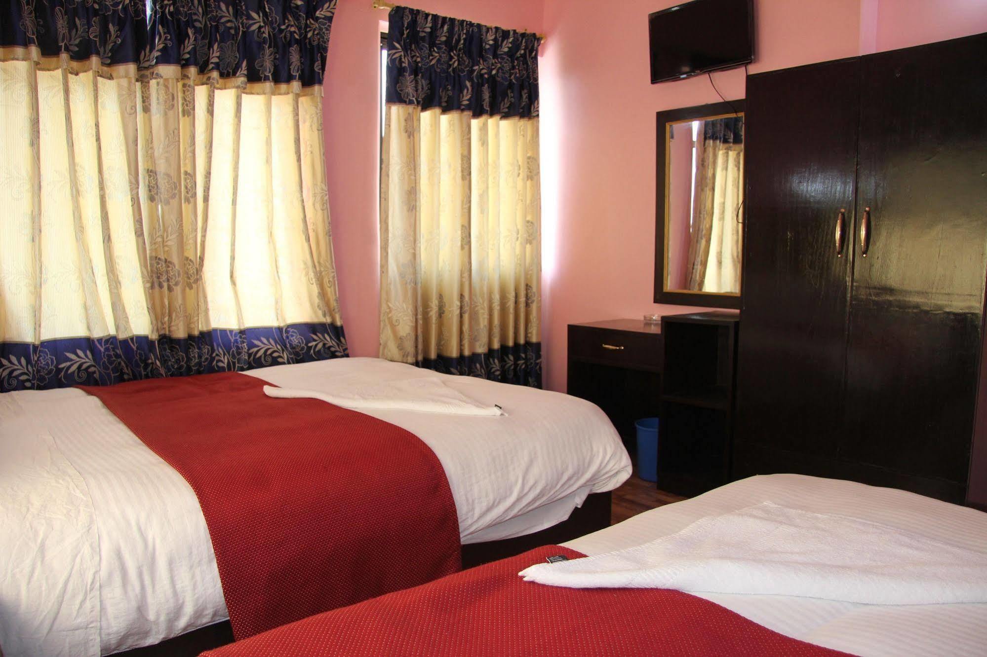 Hotel Buttercup Покхара Экстерьер фото