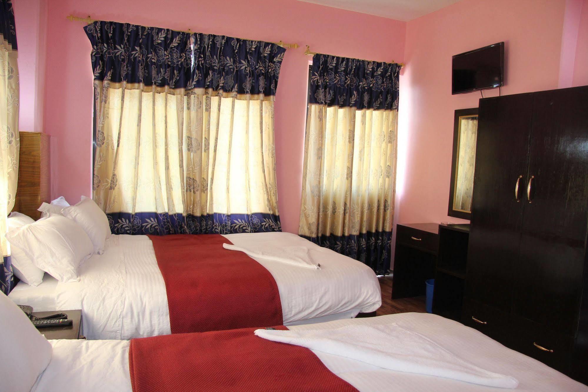 Hotel Buttercup Покхара Экстерьер фото