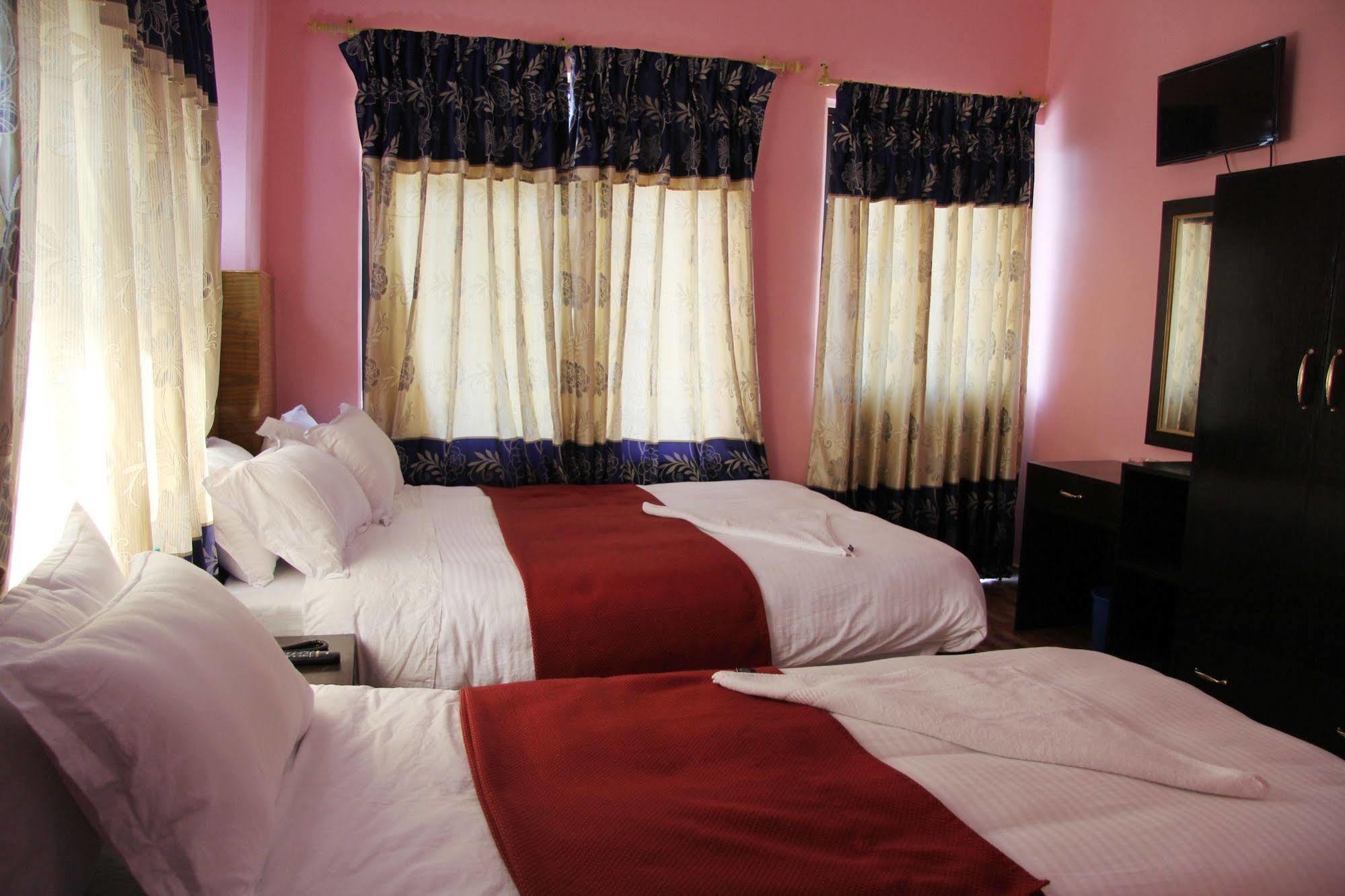 Hotel Buttercup Покхара Экстерьер фото