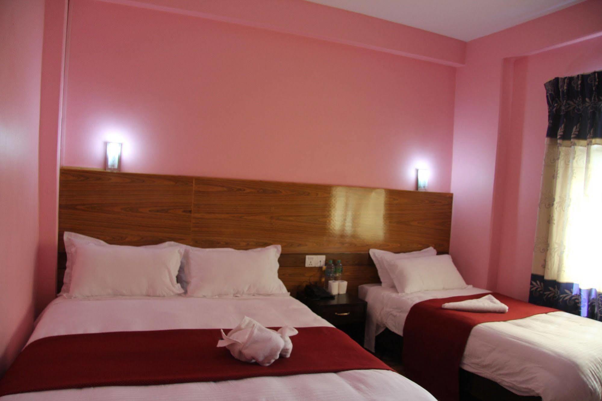 Hotel Buttercup Покхара Экстерьер фото