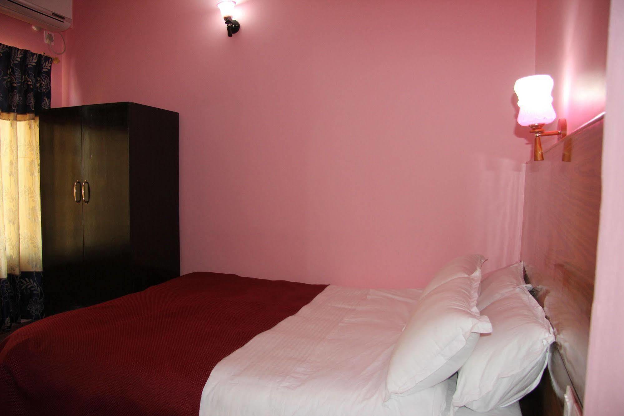 Hotel Buttercup Покхара Экстерьер фото