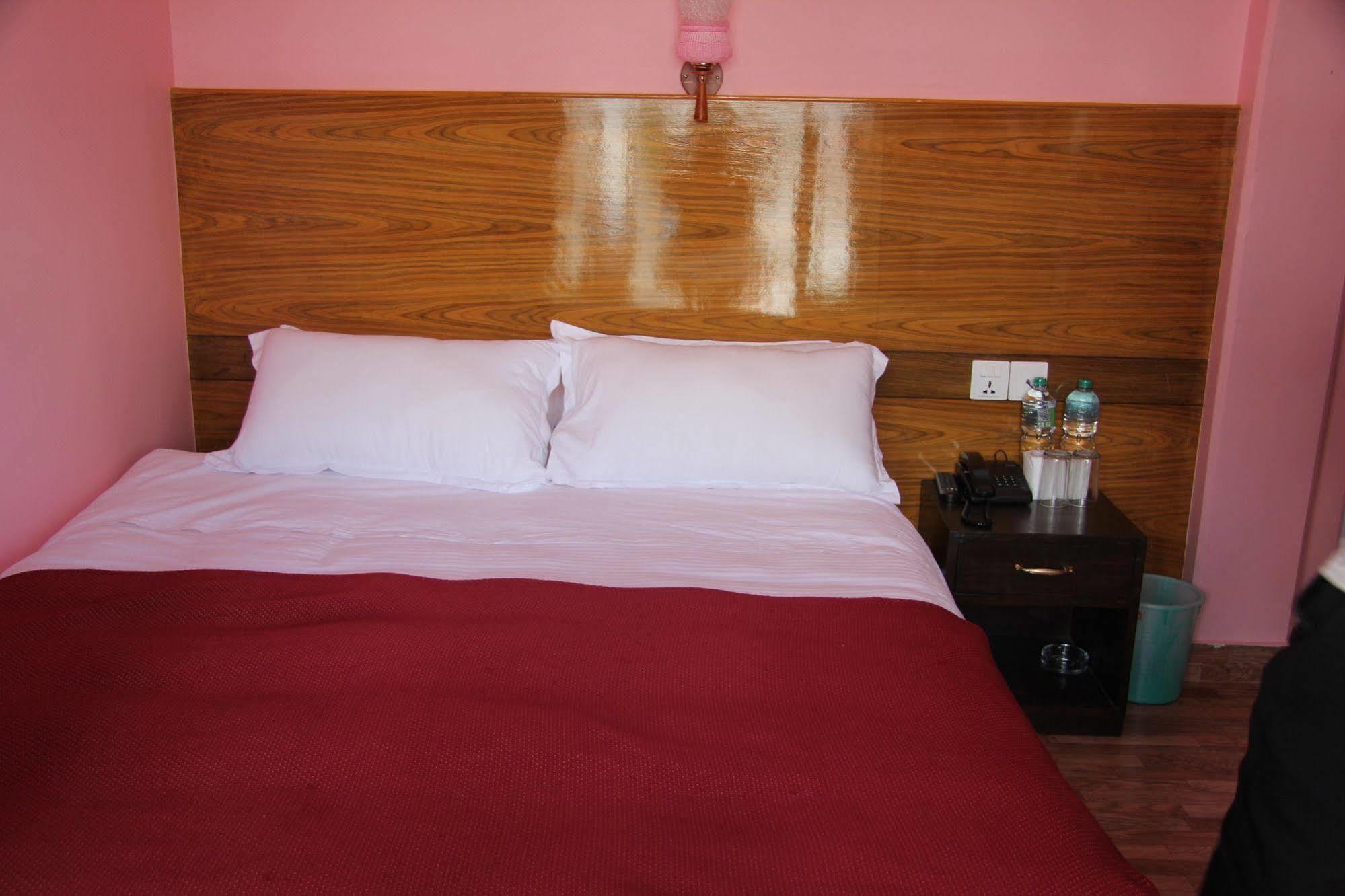 Hotel Buttercup Покхара Экстерьер фото