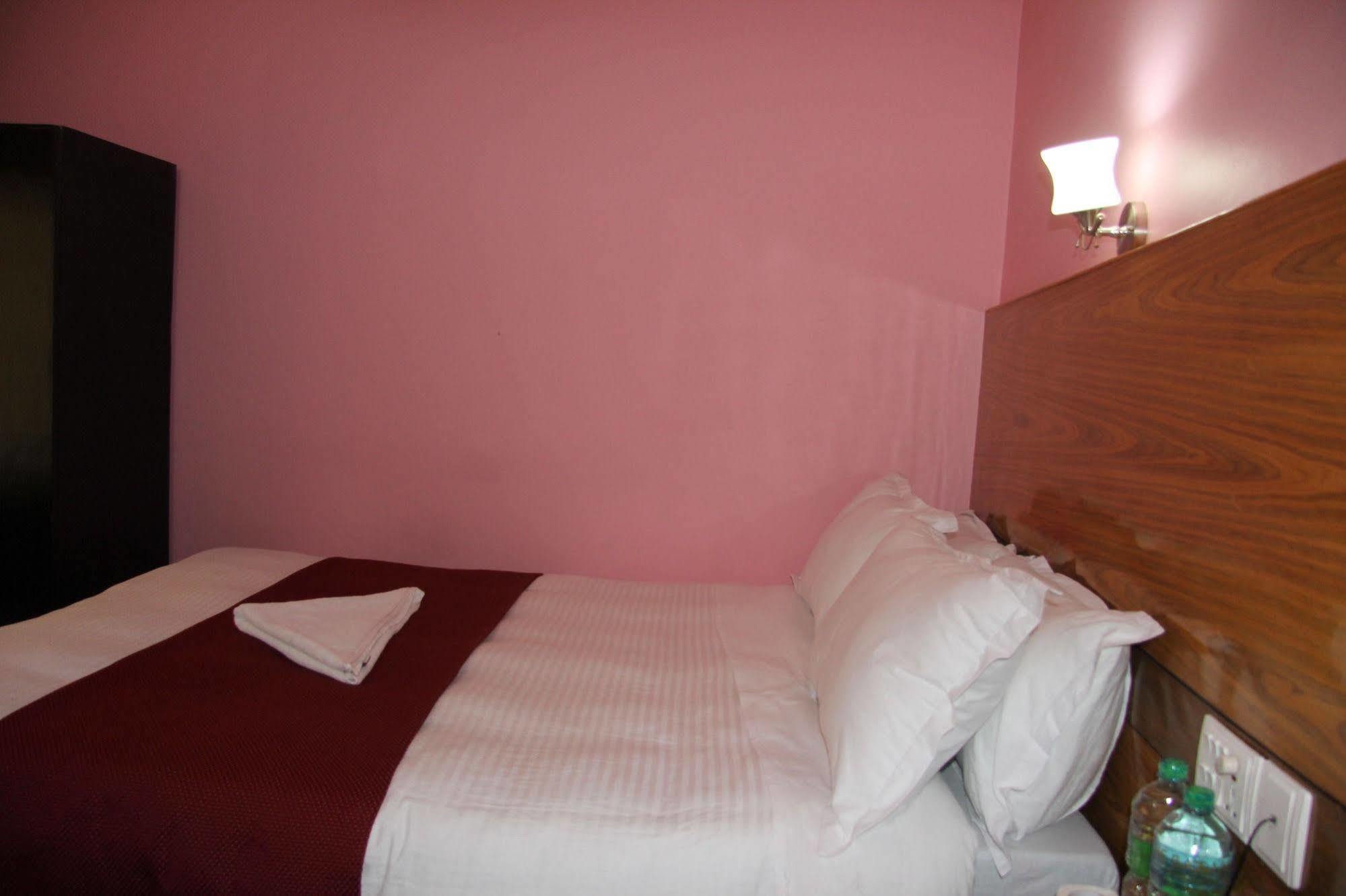 Hotel Buttercup Покхара Экстерьер фото