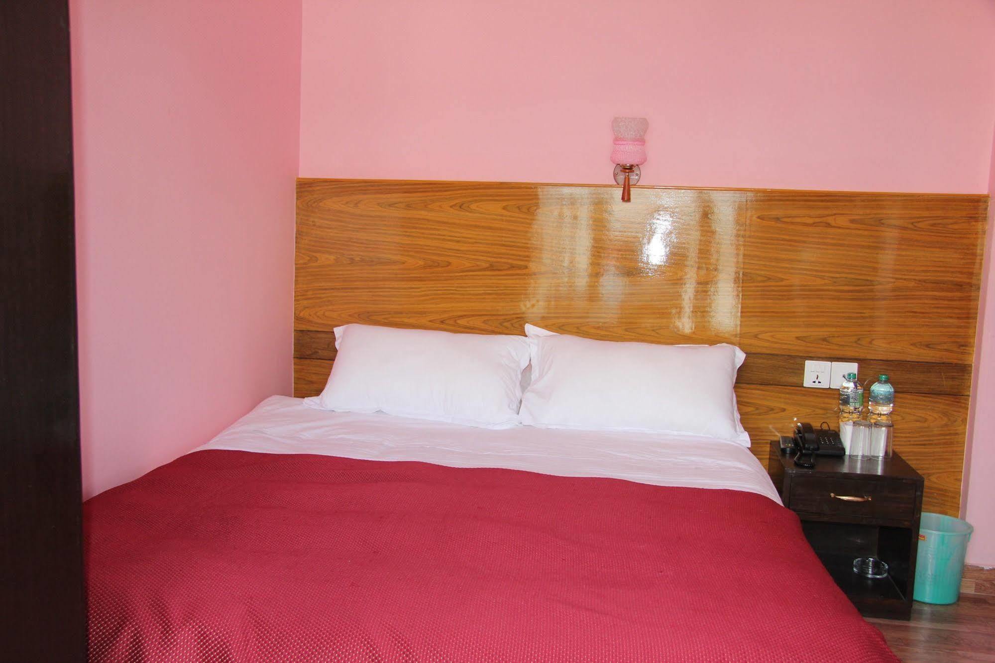 Hotel Buttercup Покхара Экстерьер фото